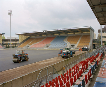 840303 Afbeelding van de werkzaamheden in Stadion Nieuw Galgenwaard (Herculesplein) te Utrecht, ter voorbereiding van ...